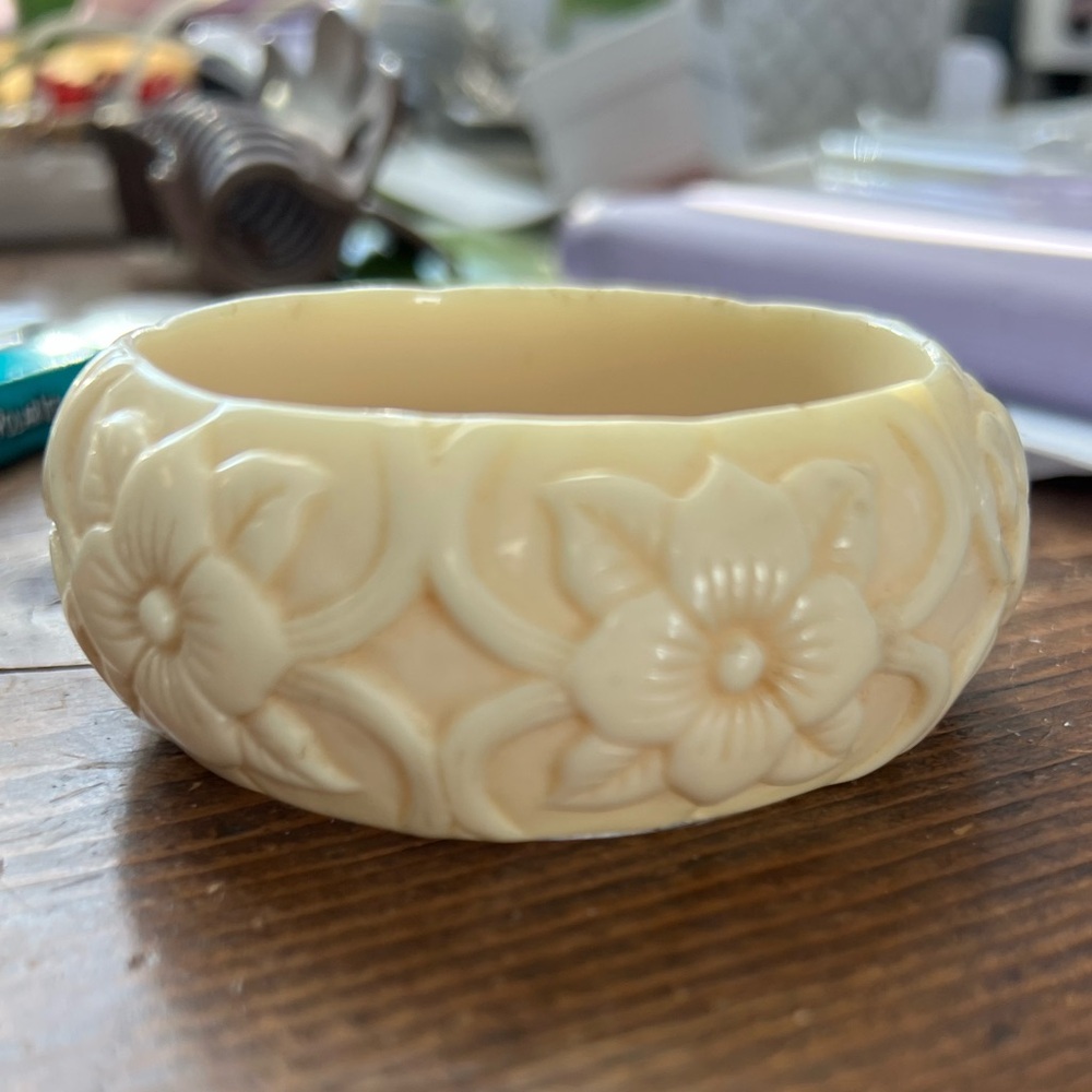 Beautiful Vintage bracelet of flowers made of Callulose